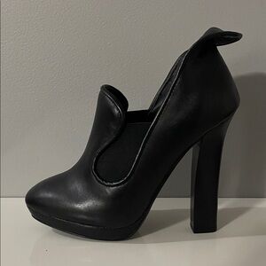 Chic Black Leather Heels for Women